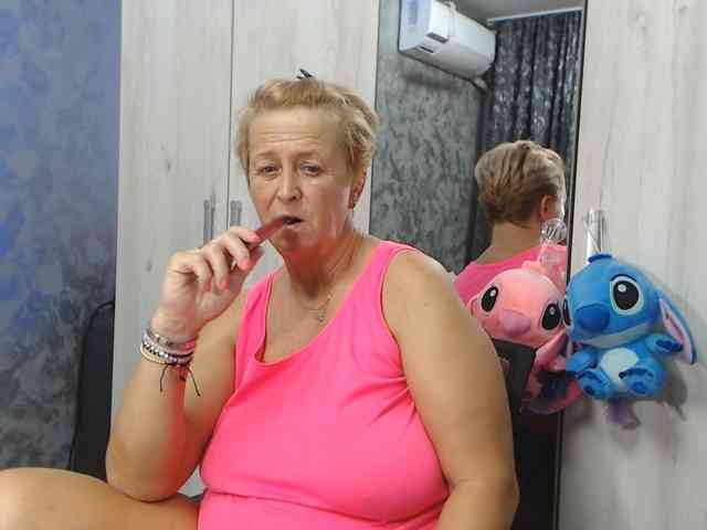 LovePinkLilli webcam