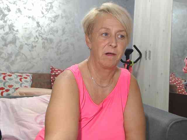 LovePinkLilli webcam