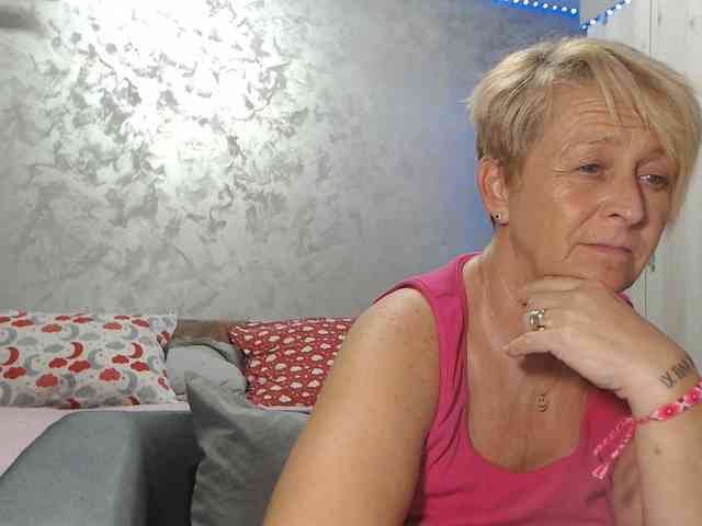 LovePinkLilli webcam