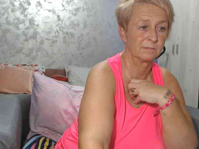 LovePinkLilli webcam