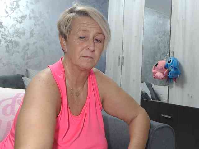 LovePinkLilli webcam