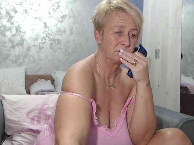 LovePinkLilli webcam