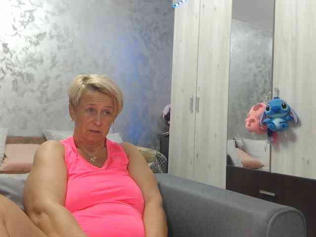 LovePinkLilli webcam