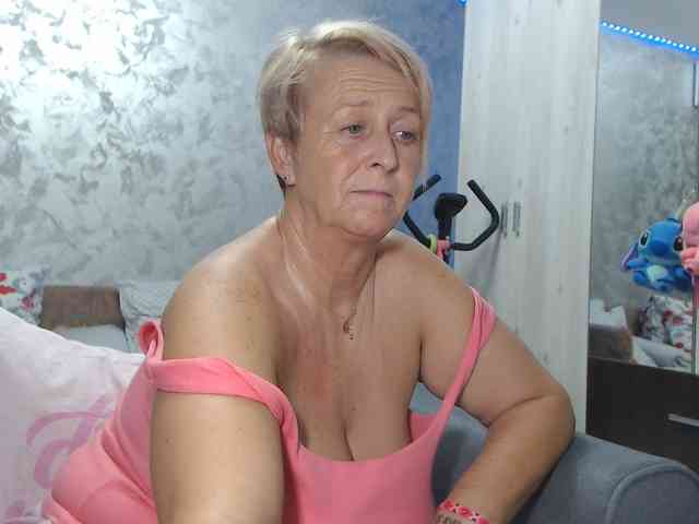 LovePinkLilli webcam