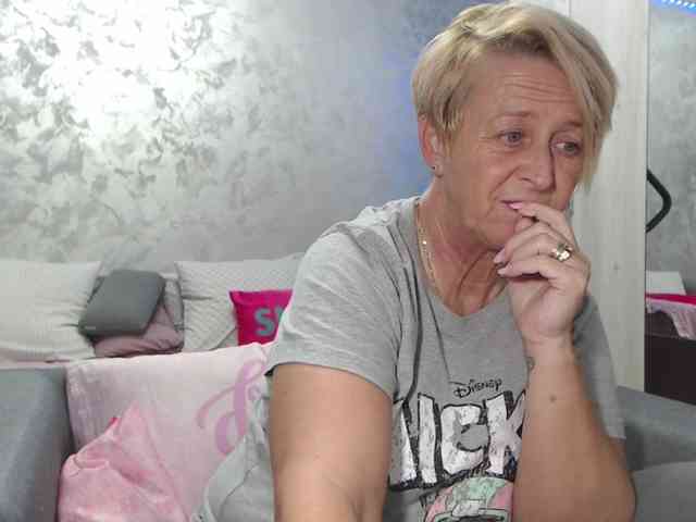 LovePinkLilli webcam