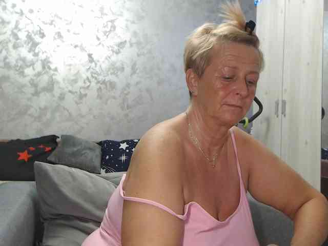 LovePinkLilli webcam
