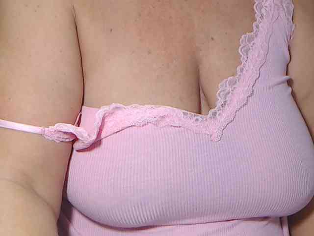LovePinkLilli webcam