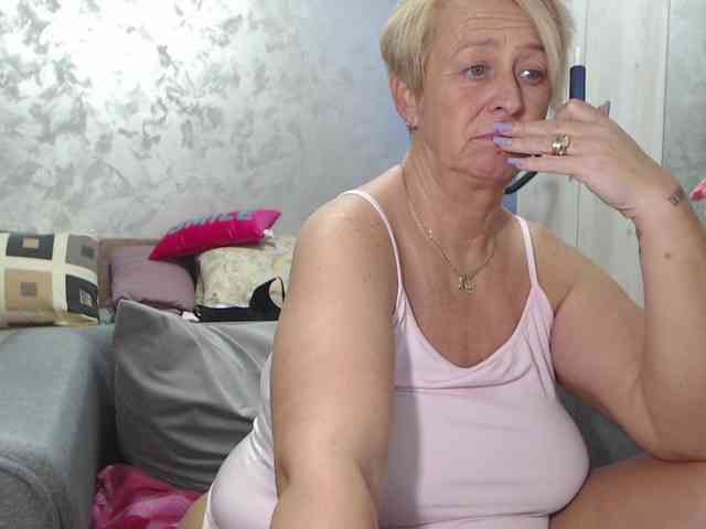 LovePinkLilli webcam