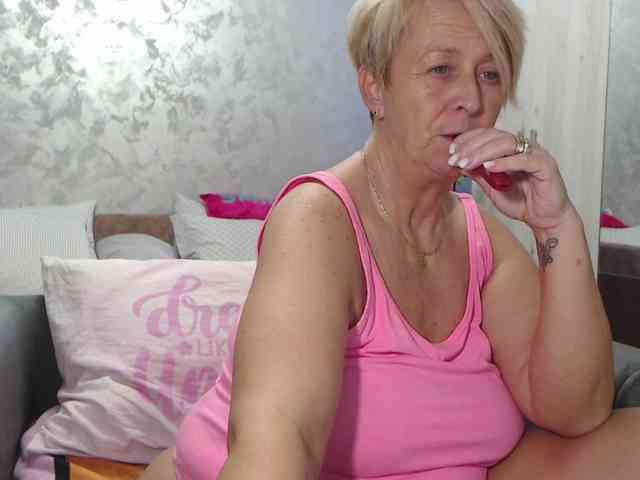 LovePinkLilli webcam