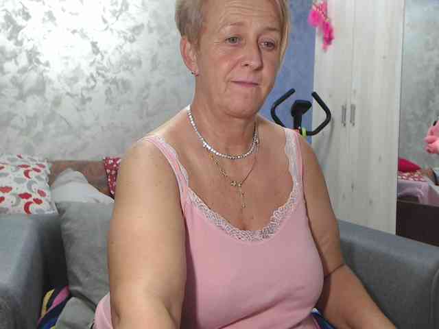LovePinkLilli webcam