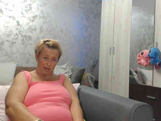 LovePinkLilli webcam