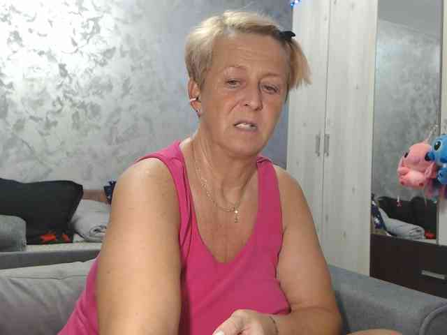 LovePinkLilli webcam