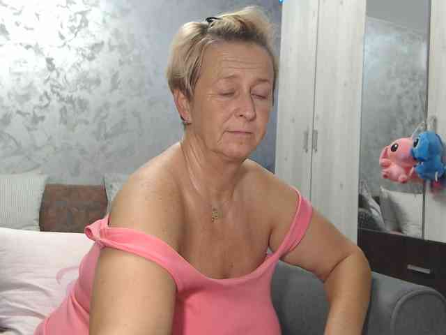 LovePinkLilli webcam