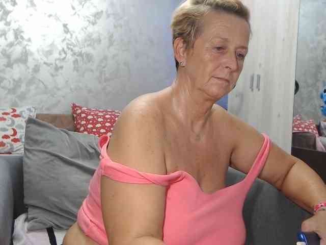LovePinkLilli webcam