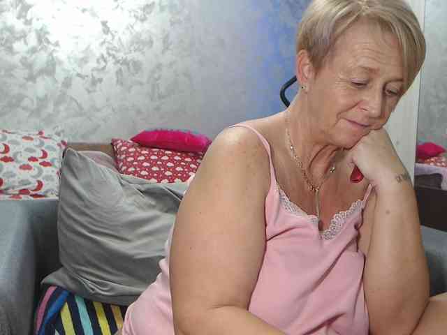 LovePinkLilli webcam