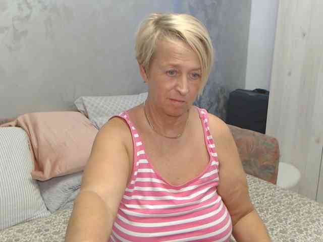 LovePinkLilli webcam