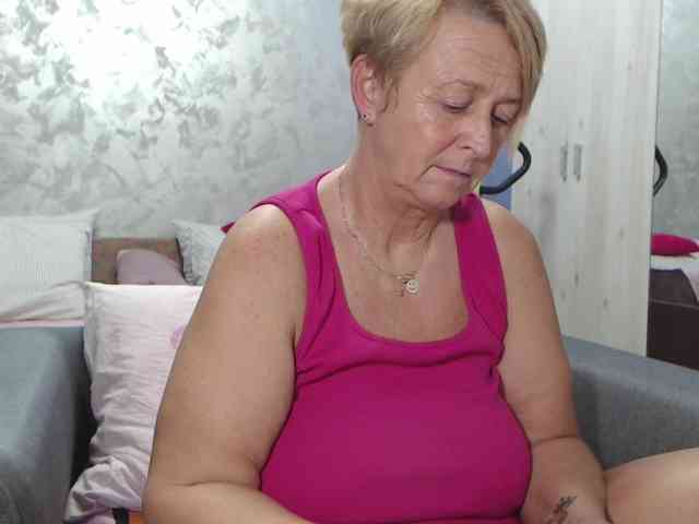 LovePinkLilli webcam