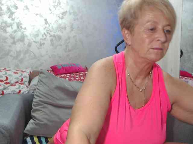 LovePinkLilli webcam