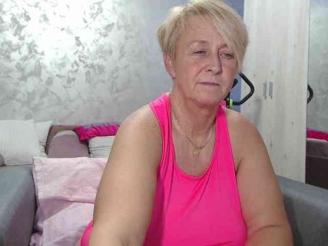 LovePinkLilli webcam