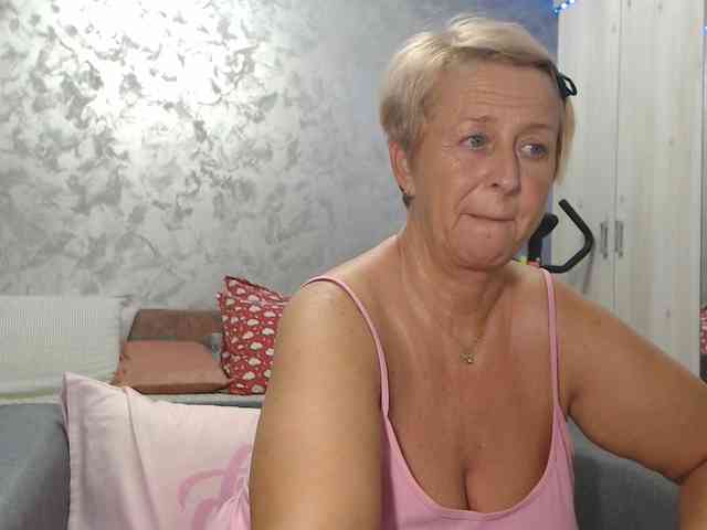LovePinkLilli webcam