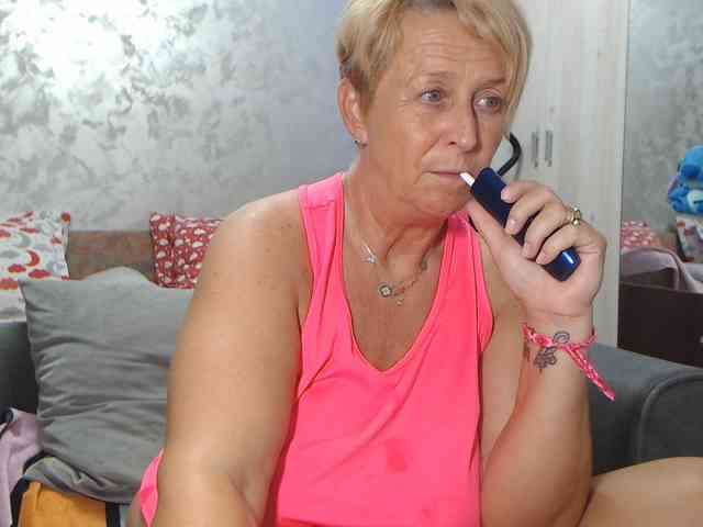 LovePinkLilli webcam