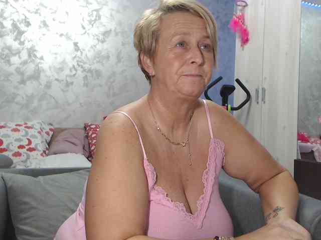 LovePinkLilli webcam