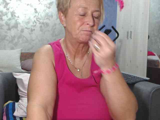 LovePinkLilli webcam