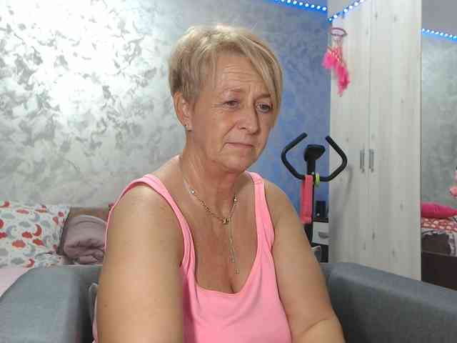 LovePinkLilli webcam