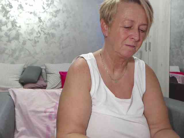 LovePinkLilli webcam