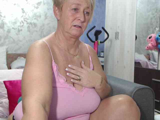 LovePinkLilli webcam