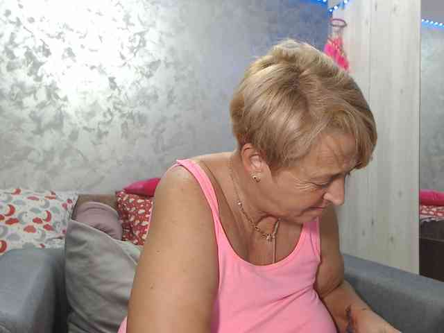 LovePinkLilli webcam