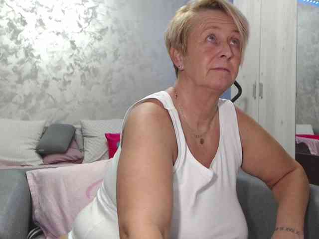 LovePinkLilli webcam