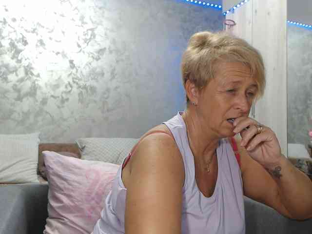 LovePinkLilli webcam