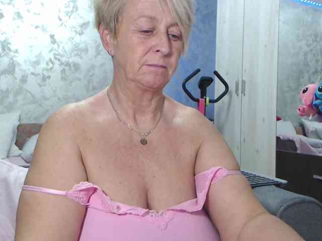 LovePinkLilli webcam