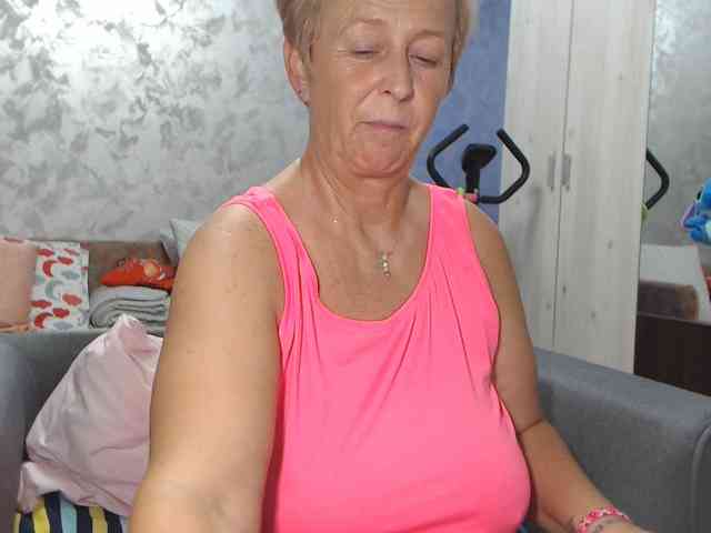 LovePinkLilli webcam