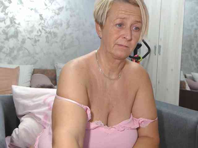 LovePinkLilli webcam