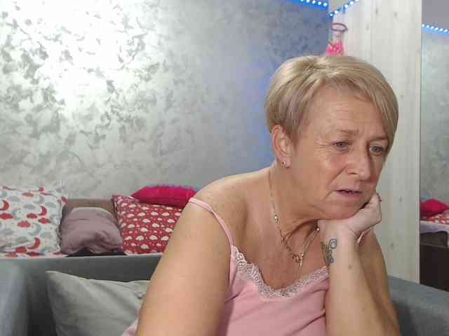 LovePinkLilli webcam