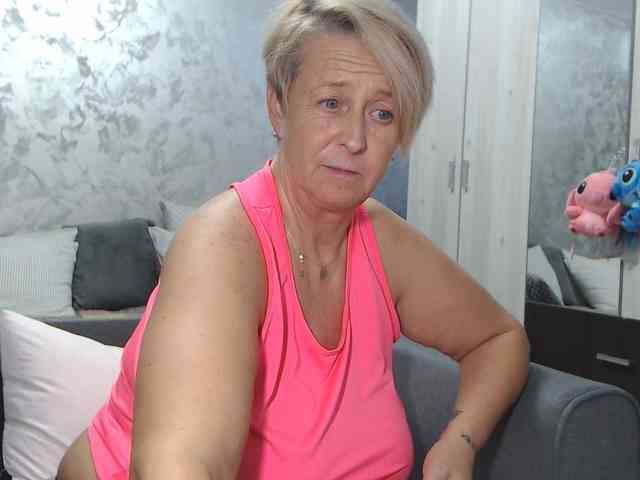 LovePinkLilli webcam