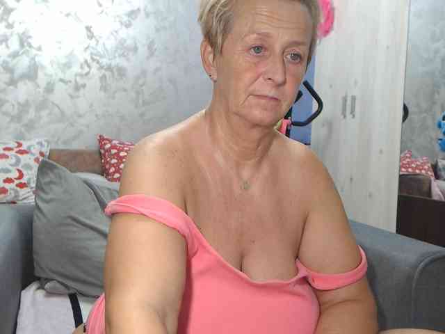 LovePinkLilli webcam