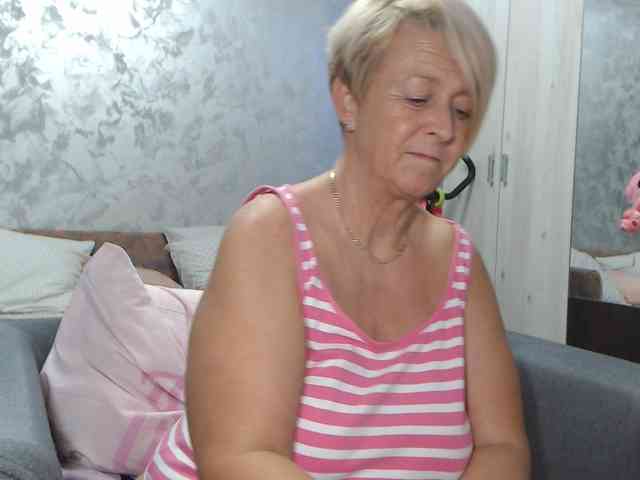 LovePinkLilli webcam
