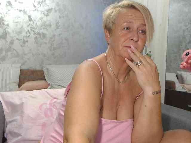 LovePinkLilli webcam