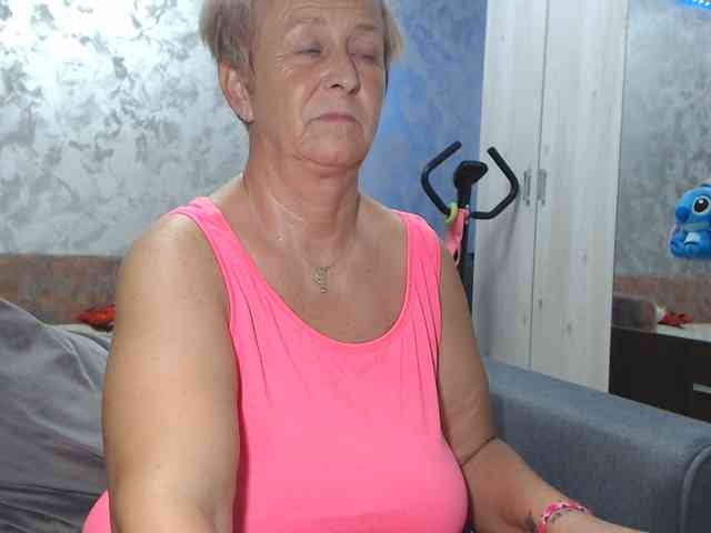 LovePinkLilli webcam