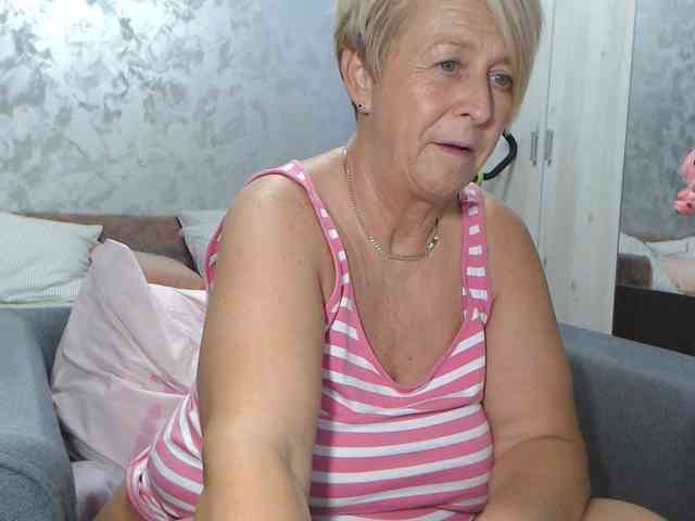 LovePinkLilli webcam