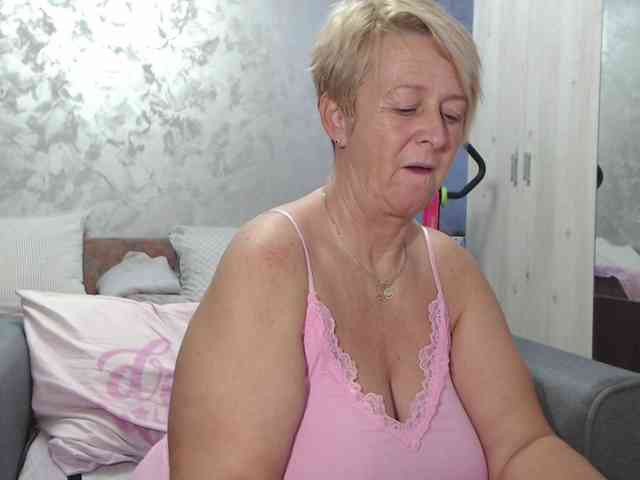 LovePinkLilli webcam