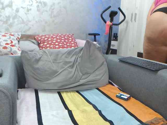 LovePinkLilli webcam