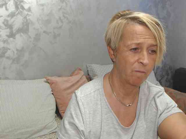 LovePinkLilli webcam