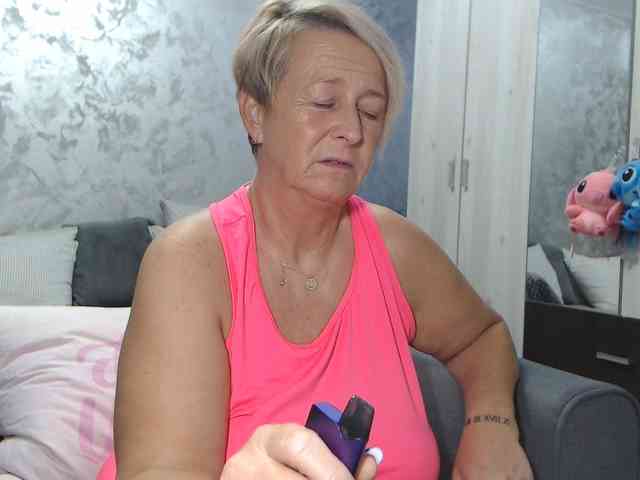 LovePinkLilli webcam
