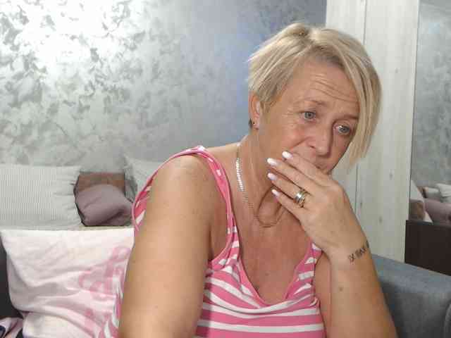 LovePinkLilli webcam