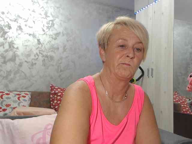 LovePinkLilli webcam