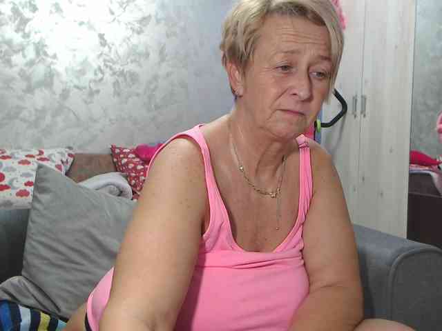 LovePinkLilli webcam